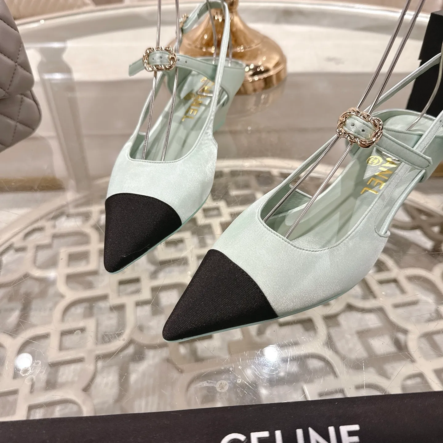 👟👟Ex-factory price 540👟👟 Chanel Xiaoxiang 25ss early spring new product silk satin sandals series French style, so beautiful that it is so beautiful! This is what an elegant and romantic fairy should be like! The minimalist color scheme and silk satin are deeply rooted in people's hearts. It goes well with skirts or casual wear! Fabric: Made of original customized silk Lining: Sheepskin Outsole: Genuine leather outsole imported from Italy Heel height: 4.5cm Size: 35-39 (40.41.42 customization is non-refundable)